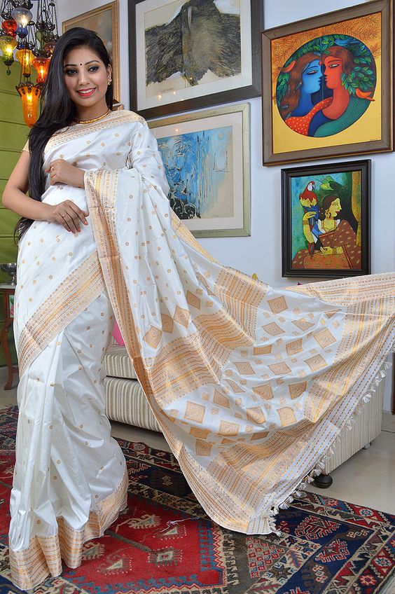 Mekhela Chador: Traditional Assamese split saree | Mekhela chador, Modern  saree, Assam silk saree